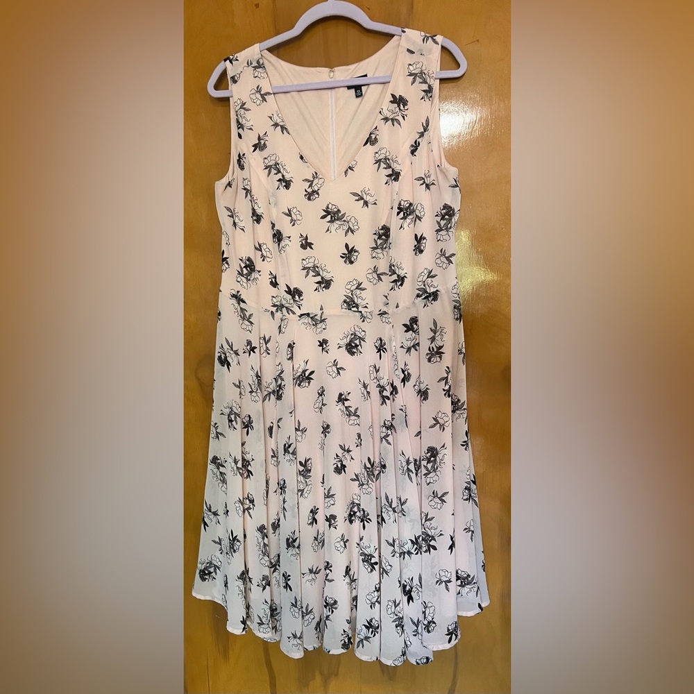 Floral Print Dress in Pink w. Navy Flowers